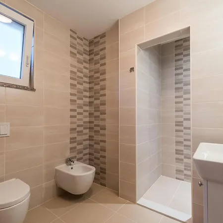 Вилла Modern And Spacious With Swimming Pool