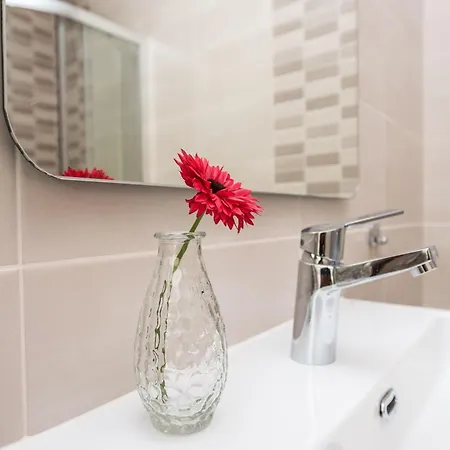 Modern And Spacious With Swimming Pool Вилла