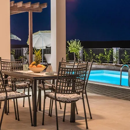 Вилла Modern And Spacious With Swimming Pool *