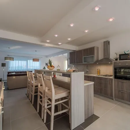 Modern And Spacious With Swimming Pool
